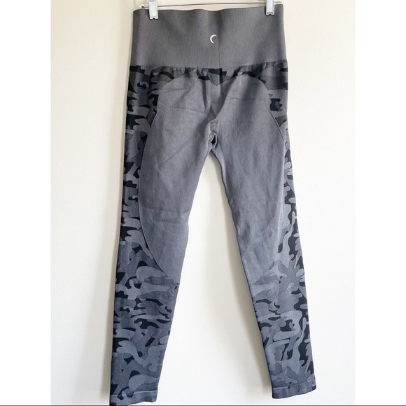 Zyia Camo Performance Hi-Rise Seamless Leggings Grey Size Medium - Picture 3 of 7